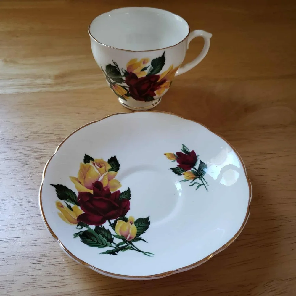 Sandford Fine‎ Bone China Tea Cup & Saucer 22kt Gold Trim England - Roses